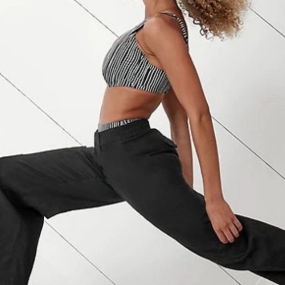 ATHLETA black & white athletic sports underwire bikini swim top 32 B/C NWOT - Picture 5 of 7